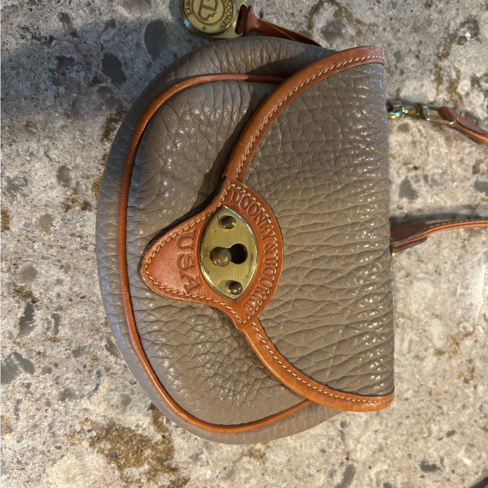 Vintage Dooney & Bourke Small Crossbody Bag Purse Pebbled Leather Tan - Picture 2 of 5